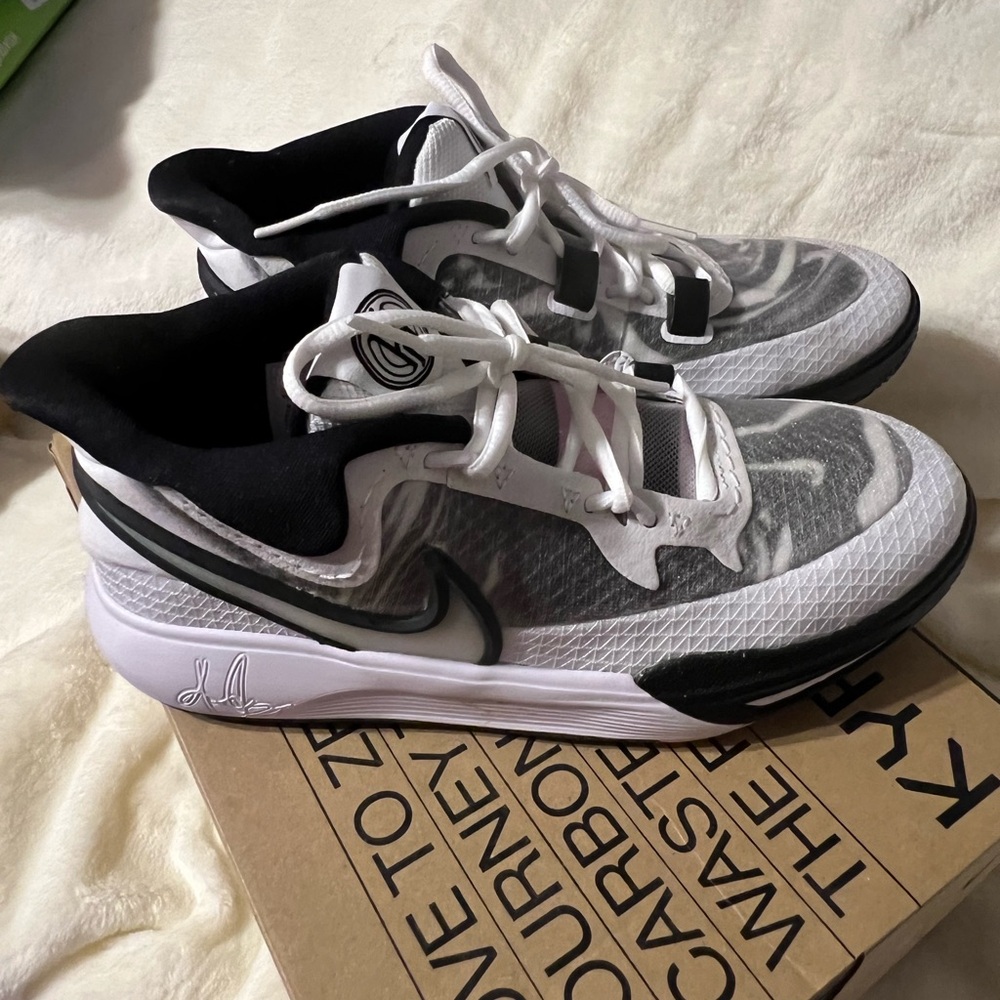 Youth Nike  Kyrie 8 Go